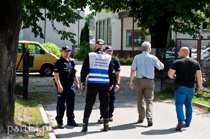  Pirotechnicy sprawdzają sygnały o bombach, urząd gminy ewakuowany zdjęcie nr 129707