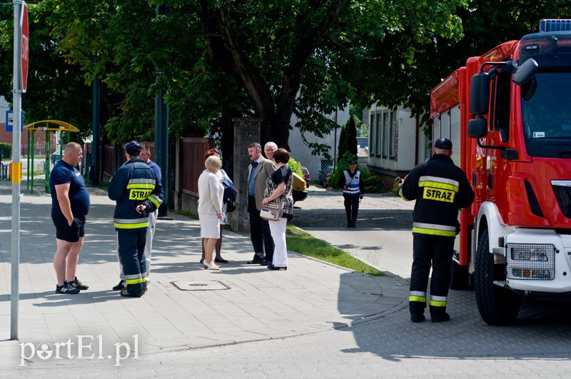  Pirotechnicy sprawdzają sygnały o bombach, urząd gminy ewakuowany zdjęcie nr 129704