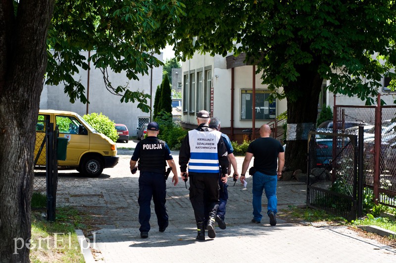  Pirotechnicy sprawdzają sygnały o bombach, urząd gminy ewakuowany zdjęcie nr 129708