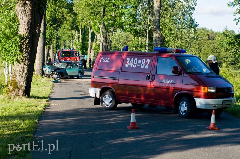  Bmw uderzyło w drzewo, kierowca w szpitalu zdjęcie nr 129994