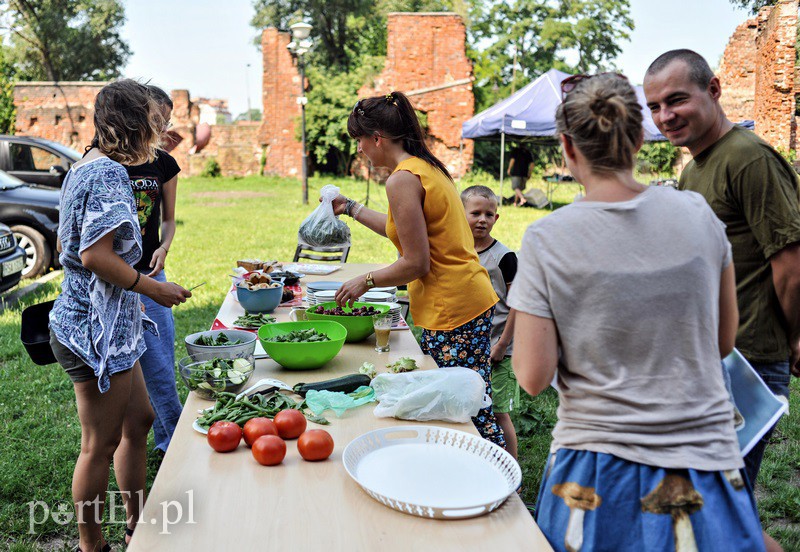 Na trawce przed Galerią zdjęcie nr 131760