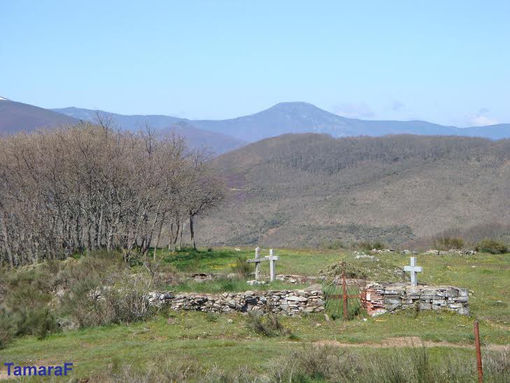 Wędrując Camino mijamy wiele opuszczonych przez mieszkańców wiosek i miasteczek. Na zdjęciu stary cmentarz.