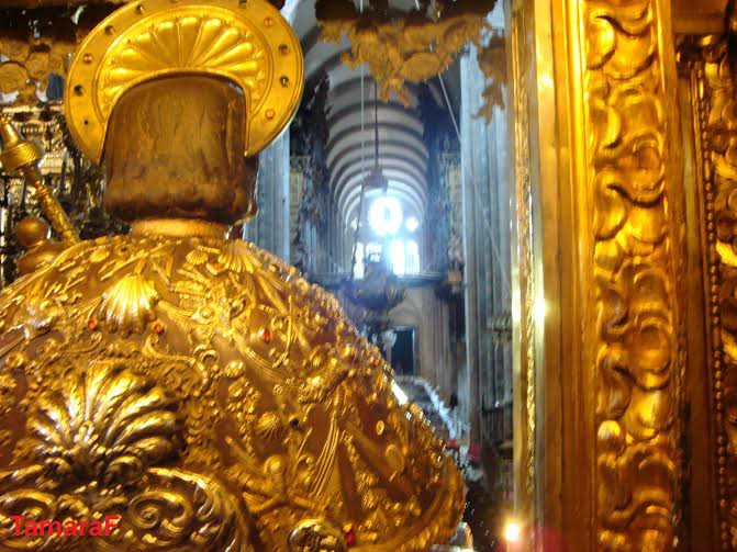 Cel wielokilometrowej wędrówki - Katedra św, Jakuba w Santiago. Na zdjęciu figura św. Jakuba na ołtarzu głównym
