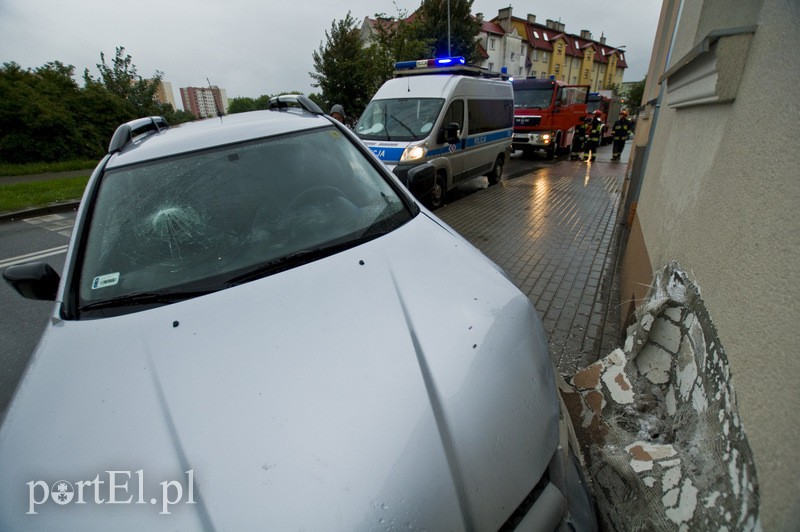  Wjechał w budynek przy Traugutta zdjęcie nr 132379