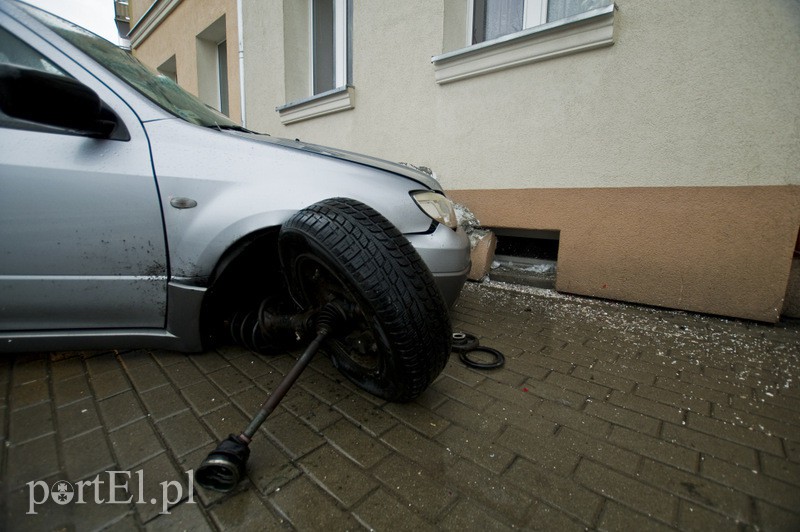 Wjechał w budynek przy Traugutta zdjęcie nr 132378