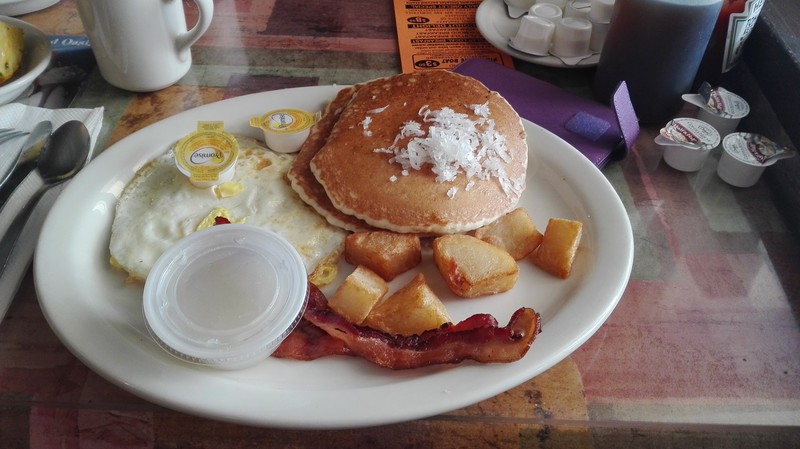 Typowo hawajskie śniadanie – pancakes, sos kokosowy (bardzo słodki), smażone ziemniaki, bekon, smażone jajko,