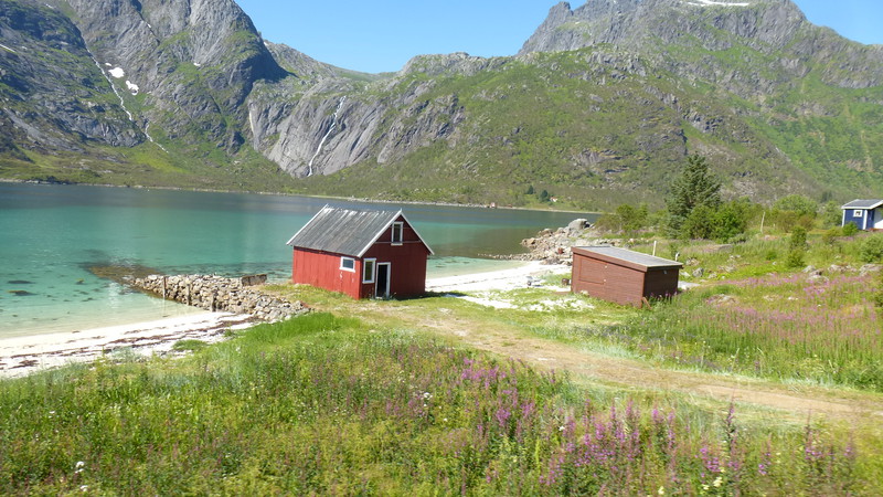 Fotoreportaż z Norwegii. Plaże jak w ciepłych krajach, tylko ten czerwony domek sugeruje, że to może być Skandynawia