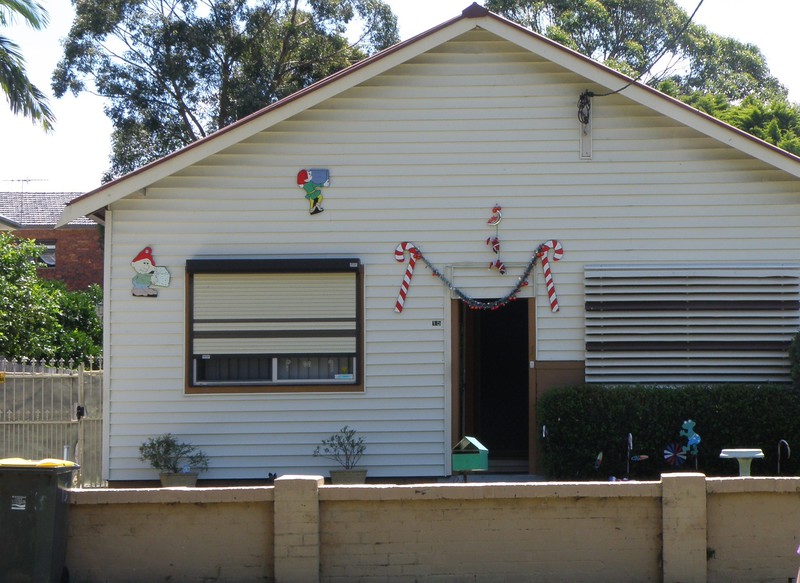 Domy w Sydney są przystrojone w akcenty bożonarodzeniowe a temperatura w cieniu to ponad 35 stopni
