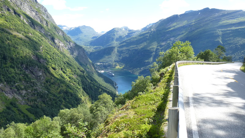 Geirangerfjorden, to król fiordów wpisany na listę UNESCO. Można go zwiedzać m.in. płynąc statkiem małym lub wielkim