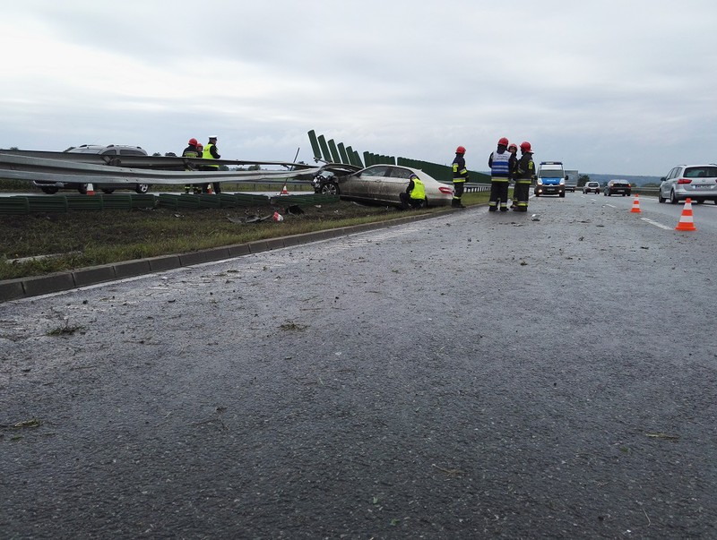 Mercedes wbił się w barierkę zdjęcie nr 134140