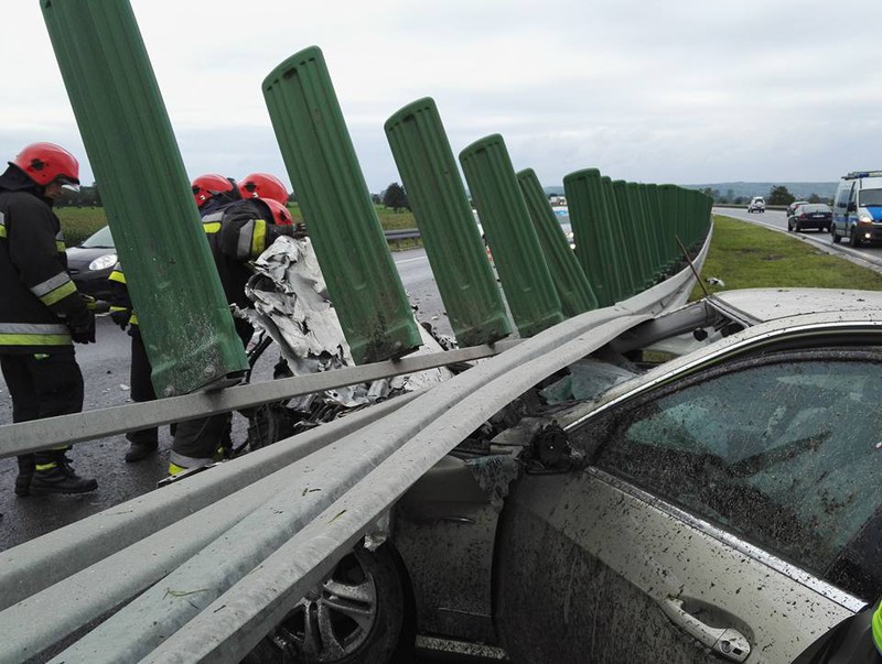Mercedes wbił się w barierkę zdjęcie nr 134136