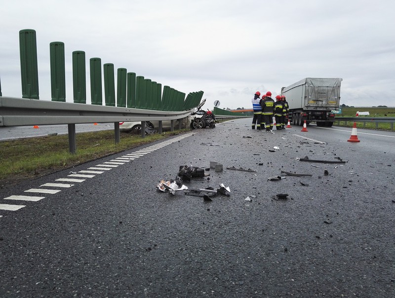 Mercedes wbił się w barierkę zdjęcie nr 134139