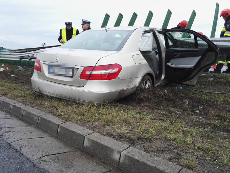Elbląg Mercedes wbił się w barierkę