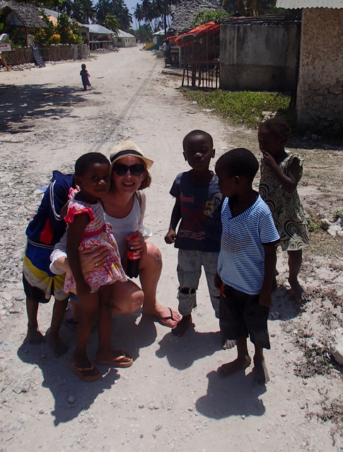 Ja z dziećmi w wiosce Jambiani. Zanzibar.