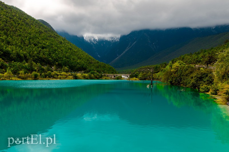 Jezioro Jade w tle Dragon Mountain 5,596 m (okolice Jijiang)