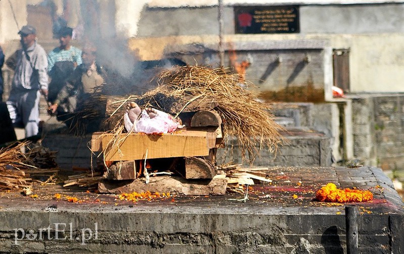 Świątynia hinduska Pashupatinath Arya Ghat, miejsce kremacji w Katmandu- Nepal