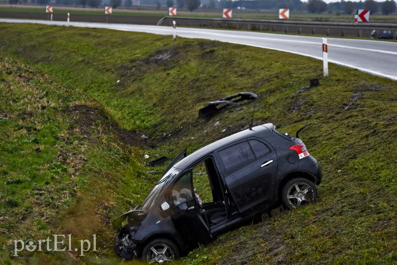 Wpadł do rowu, nie miał zapiętych pasów zdjęcie nr 137372