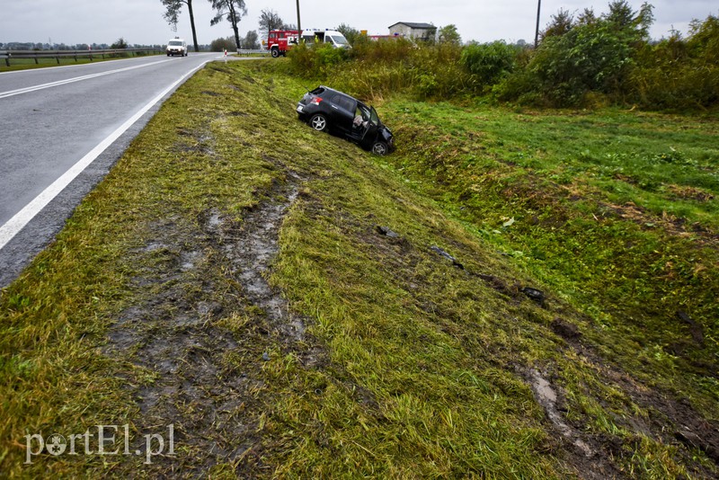 Wpadł do rowu, nie miał zapiętych pasów zdjęcie nr 137378