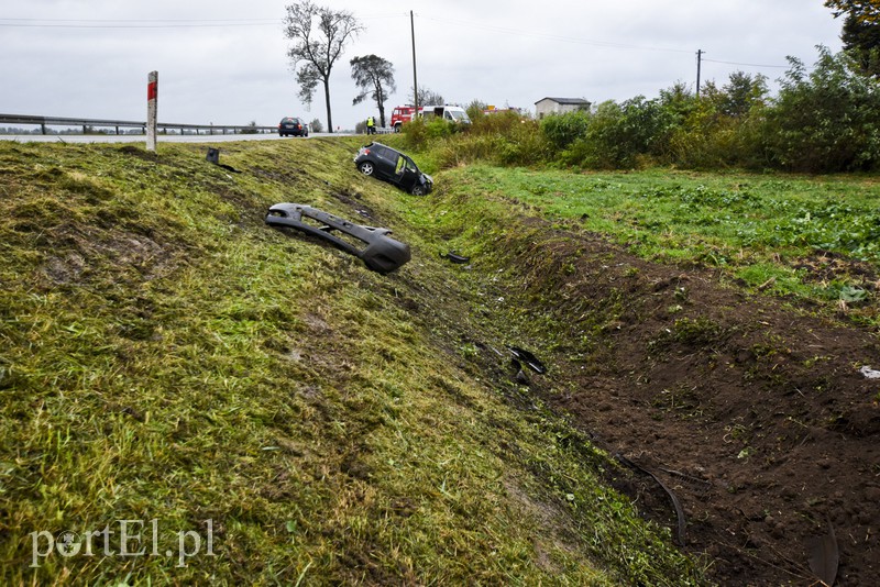 Wpadł do rowu, nie miał zapiętych pasów zdjęcie nr 137379