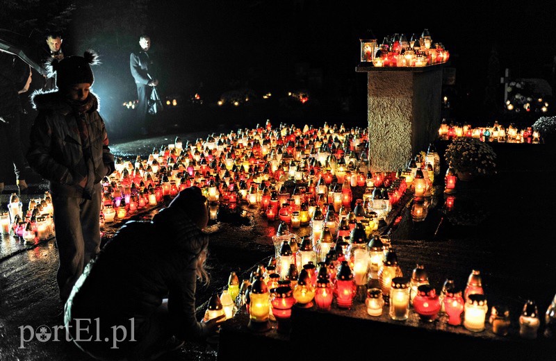 Licznie odwiedzamy groby bliskich zdjęcie nr 139178