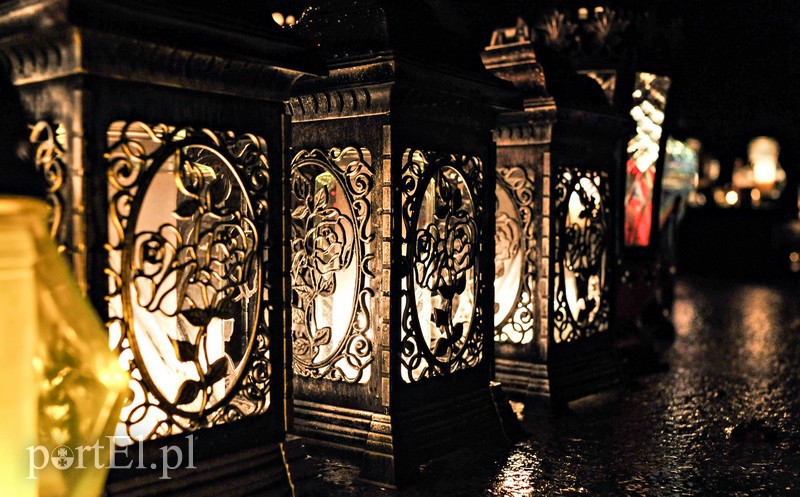 Licznie odwiedzamy groby bliskich zdjęcie nr 139194