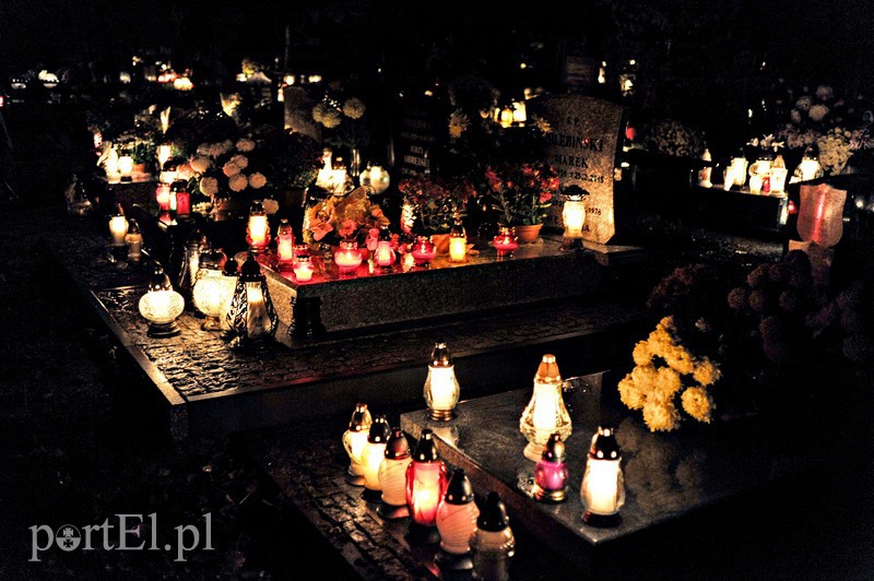 Licznie odwiedzamy groby bliskich zdjęcie nr 139175