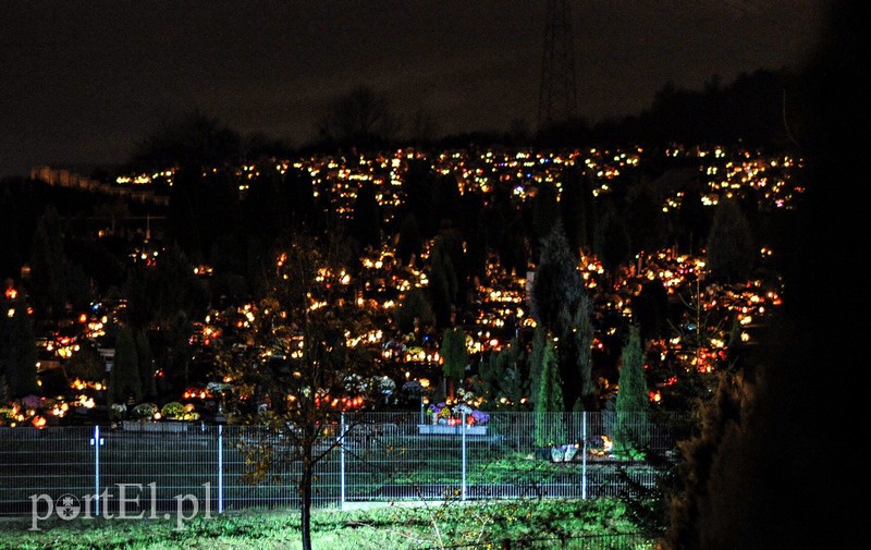 Licznie odwiedzamy groby bliskich zdjęcie nr 139186