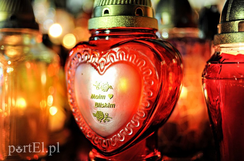 Licznie odwiedzamy groby bliskich zdjęcie nr 139183