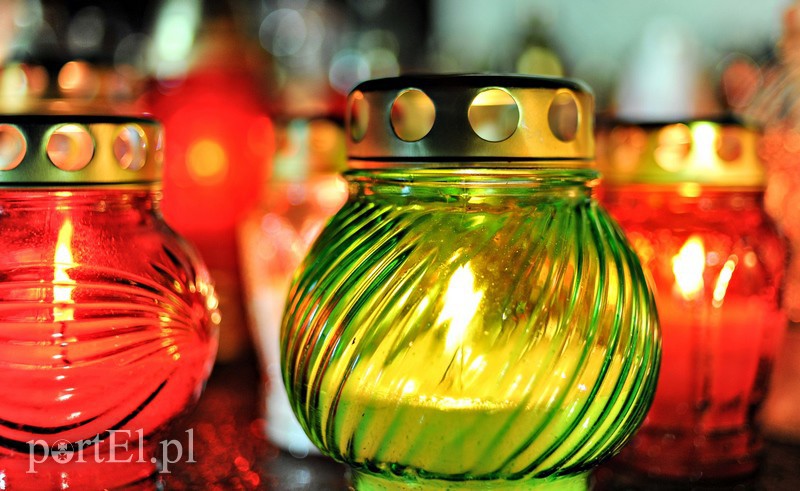 Licznie odwiedzamy groby bliskich zdjęcie nr 139181