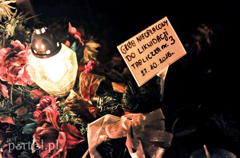 Licznie odwiedzamy groby bliskich zdjęcie nr 139184