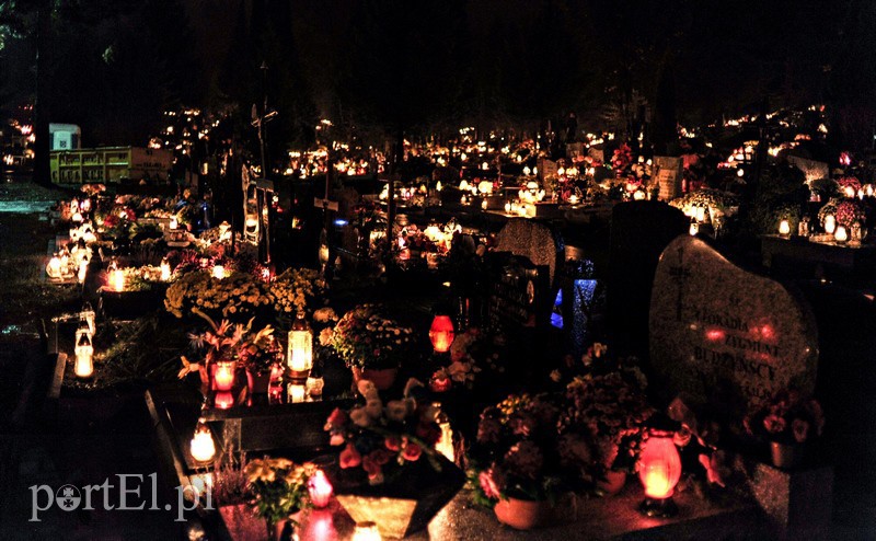 Licznie odwiedzamy groby bliskich zdjęcie nr 139173