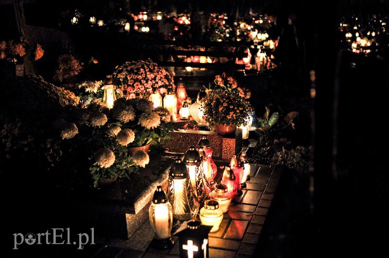 Licznie odwiedzamy groby bliskich zdjęcie nr 139174