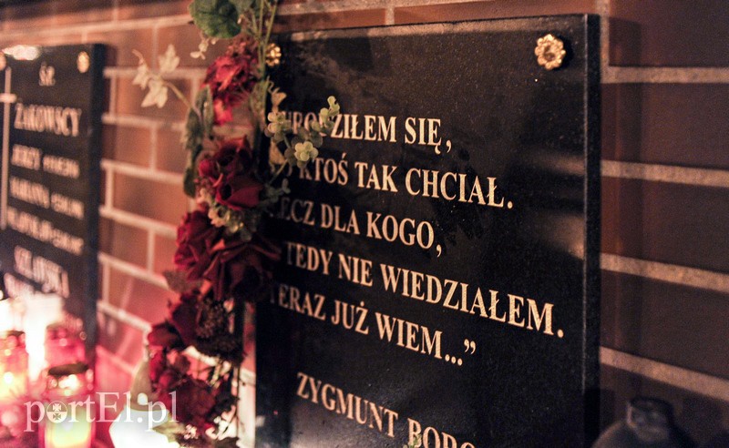 Licznie odwiedzamy groby bliskich zdjęcie nr 139191