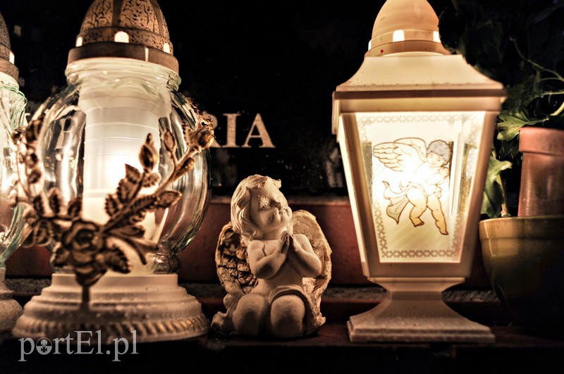 Licznie odwiedzamy groby bliskich zdjęcie nr 139189