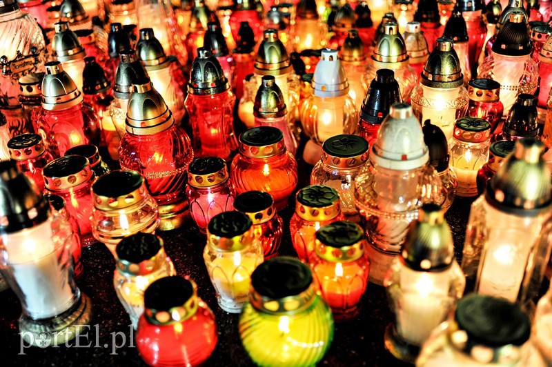 Licznie odwiedzamy groby bliskich zdjęcie nr 139182