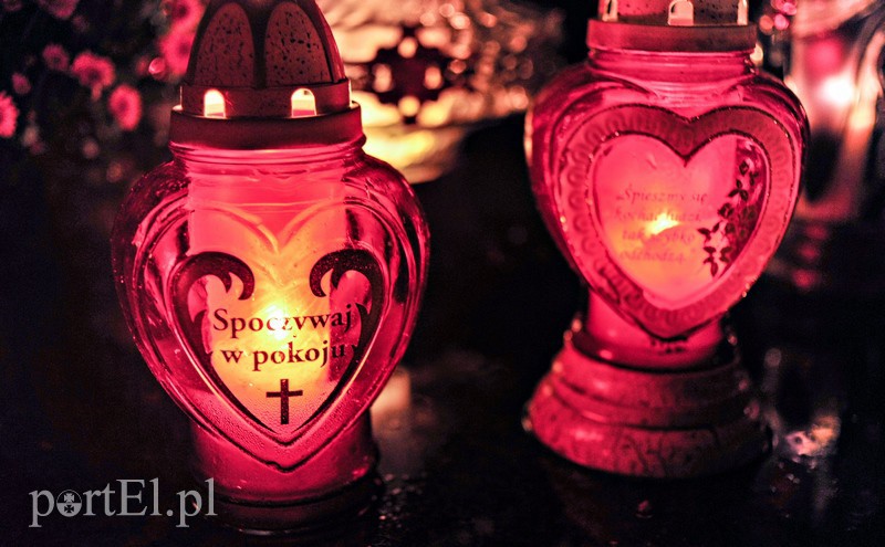 Licznie odwiedzamy groby bliskich zdjęcie nr 139185