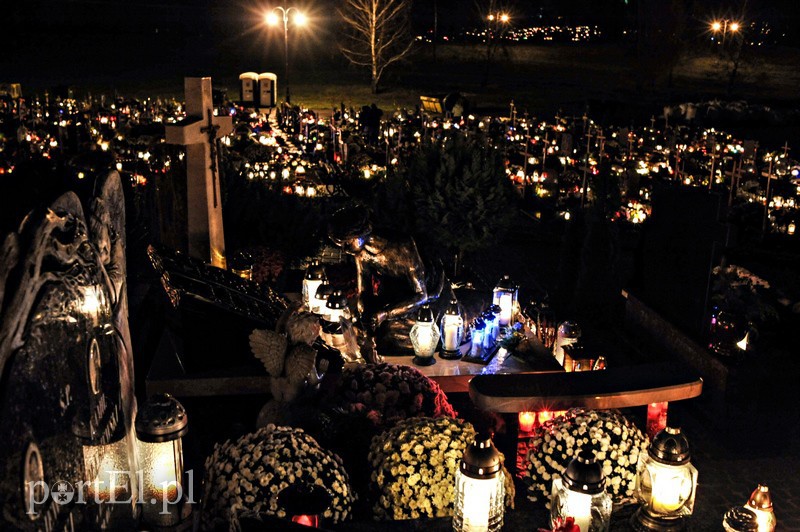 Licznie odwiedzamy groby bliskich zdjęcie nr 139193