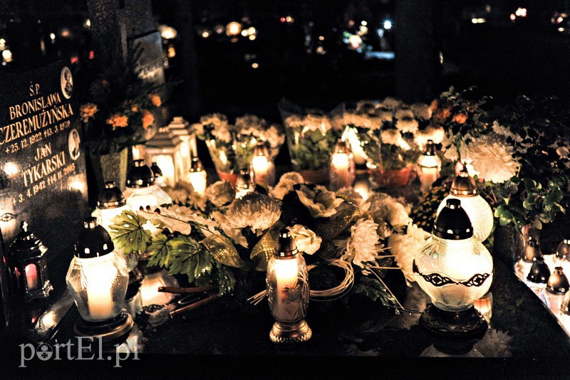 Licznie odwiedzamy groby bliskich zdjęcie nr 139177