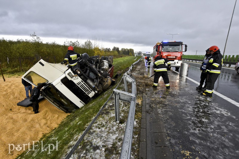 Ciężarówka w rowie, utrudnienia na obwodnicy zdjęcie nr 139262