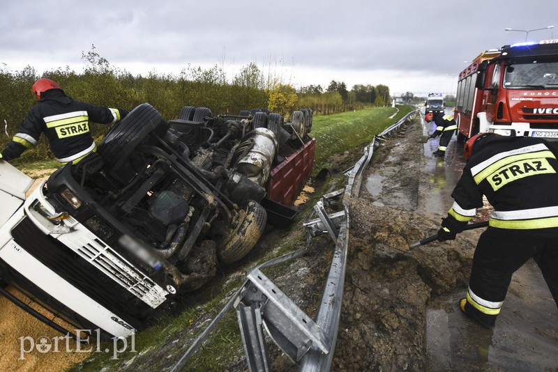 Ciężarówka w rowie, utrudnienia na obwodnicy zdjęcie nr 139263