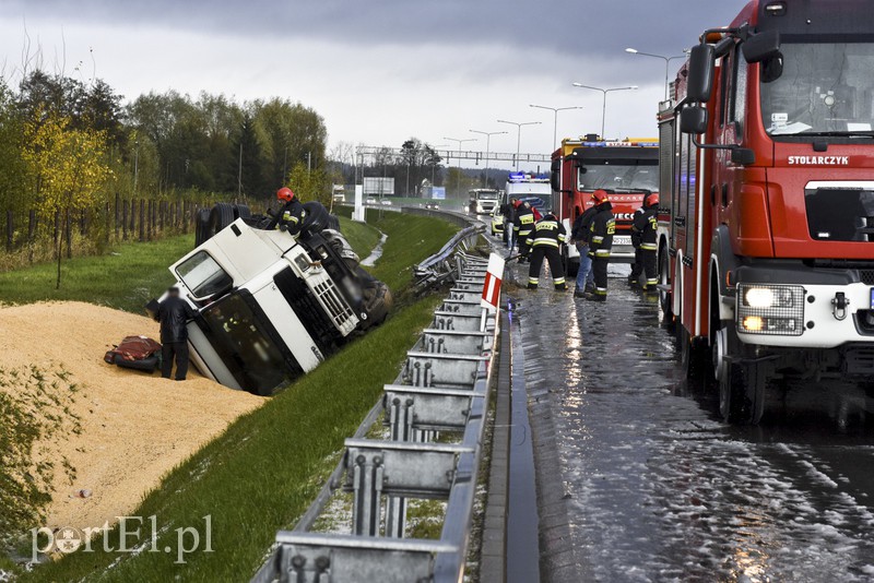 Ciężarówka w rowie, utrudnienia na obwodnicy zdjęcie nr 139267