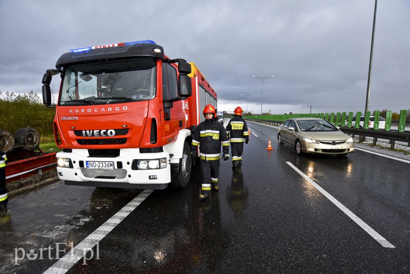 Ciężarówka w rowie, utrudnienia na obwodnicy zdjęcie nr 139265