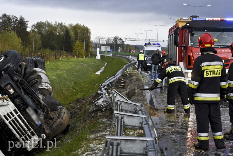 Ciężarówka w rowie, utrudnienia na obwodnicy zdjęcie nr 139268