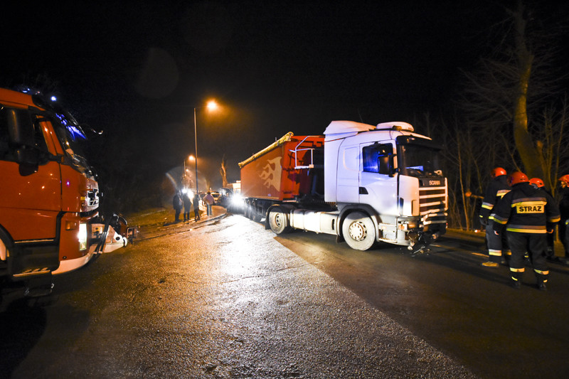 Czołówka z ciężarówką w Dąbrowie zdjęcie nr 140056