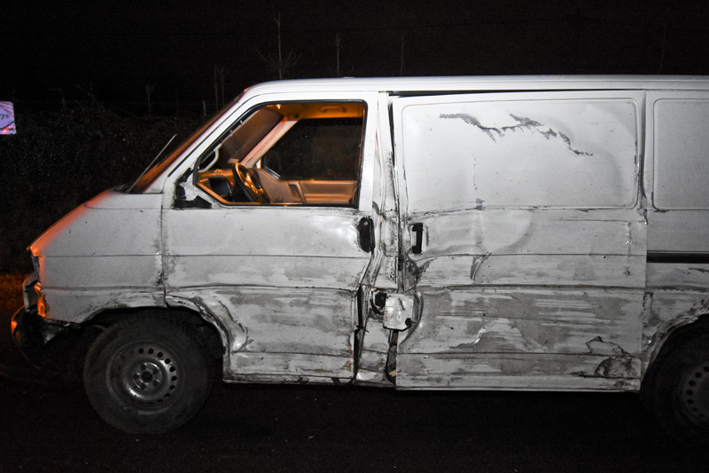 Wypadł z drogi i otarł się o dwa drzewa zdjęcie nr 140116