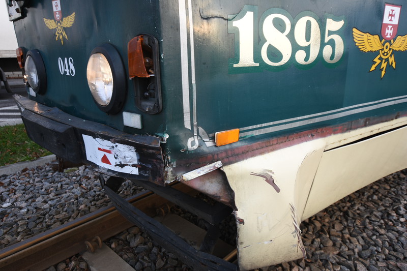 Renault zderzył się z tramwajem zdjęcie nr 140258