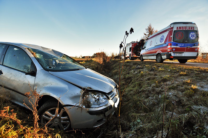 Wpadła w poślizg i dachowała w rowie zdjęcie nr 140588