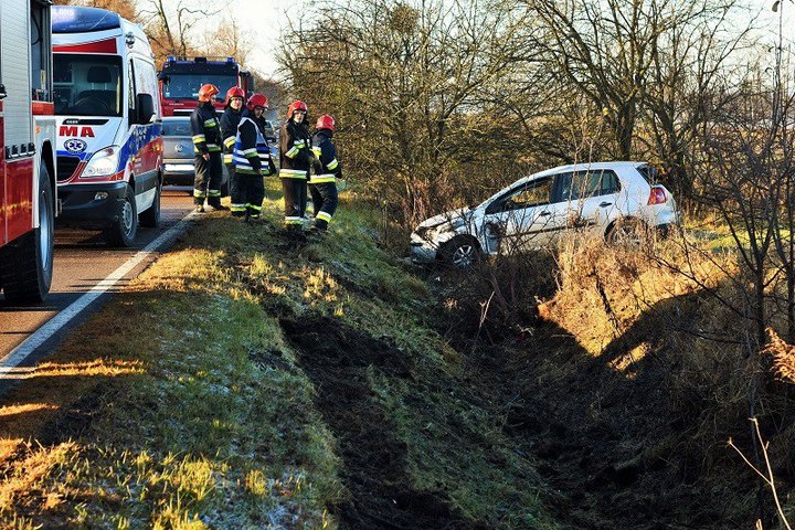 Wpadła w poślizg i dachowała w rowie zdjęcie nr 140594