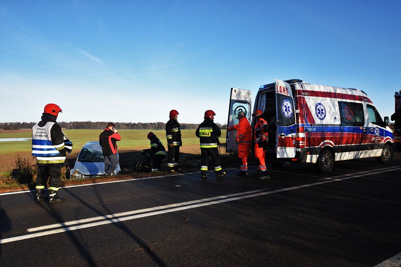 Wpadła w poślizg i dachowała w rowie zdjęcie nr 140586