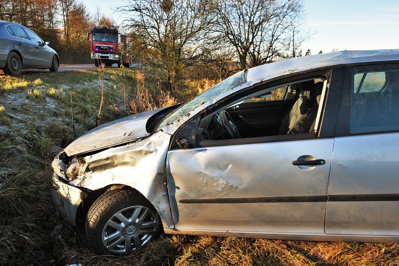Wpadła w poślizg i dachowała w rowie zdjęcie nr 140589